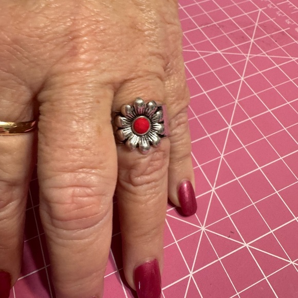 ❤️NWT Boutique Perfect for spring/summer flower stretch ring - Picture 3 of 4